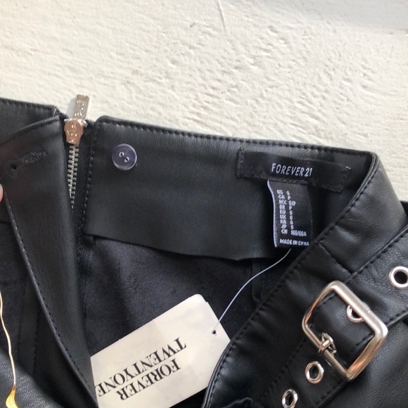 NEW FOREVER 21 BLACK SKIRT WITH POCKETS - Picture 3 of 5